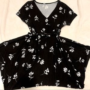 SO black and white flower print maxi wrap dress sz L